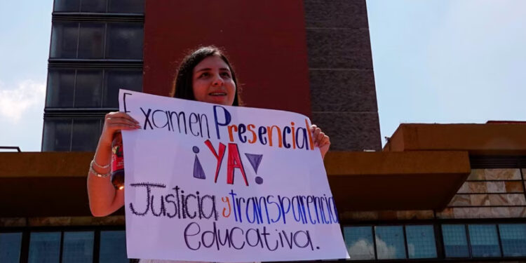 Acuden a juzgados por amparos contra prueba de la UNAM; aún no los obtienen