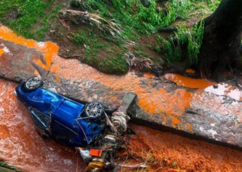 Fuerte tormenta en Pátzcuaro desborda arroyo del Libramiento, causa inundaciones y arrastra vehículos