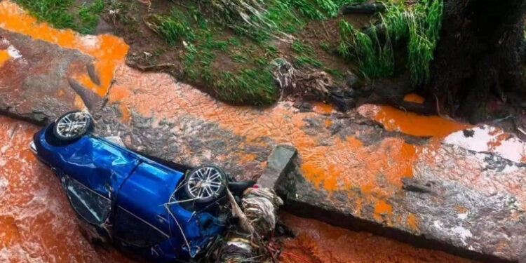 Fuerte tormenta en Pátzcuaro desborda arroyo del Libramiento, causa inundaciones y arrastra vehículos