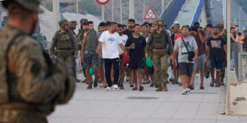 España detectó a miembros del servicio de inteligencia marroquí entre migrantes de Ceuta