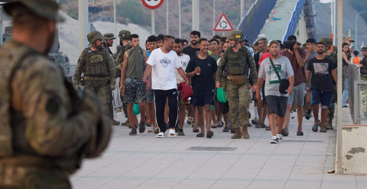 España detectó a miembros del servicio de inteligencia marroquí entre migrantes de Ceuta