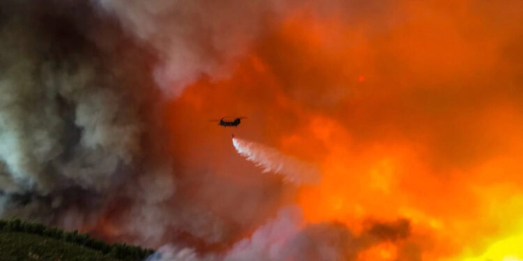 Evacuan suburbio de Atenas por incendios forestales; Francia permanece estable pese a «sectores activos»