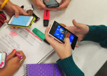 Sheinbaum anuncia que en agosto se tomará una decisión sobre prohibir el uso de celulares en las escuelas