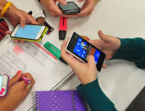 Sheinbaum anuncia que en agosto se tomará una decisión sobre prohibir el uso de celulares en las escuelas